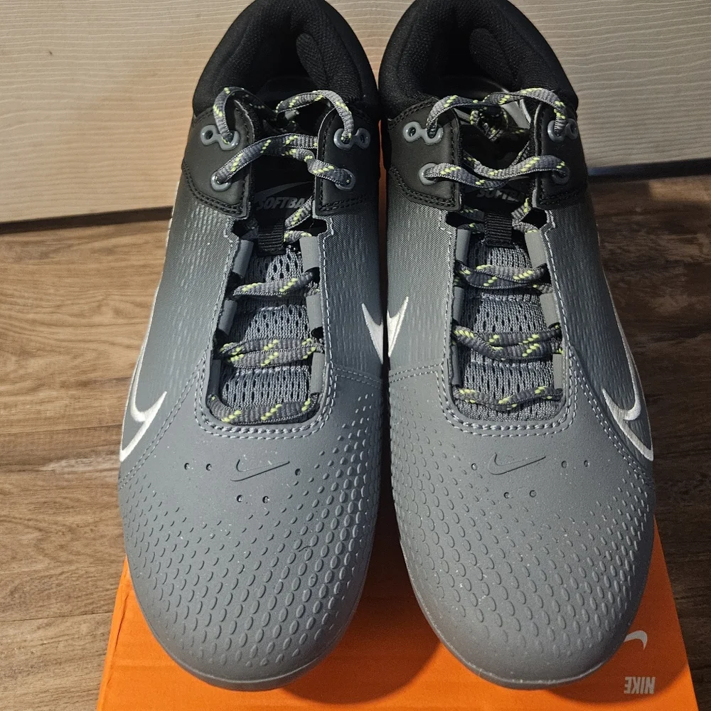 Nike Hyperdiamond 4 Elite Metal Fastpitch Softball Cleats: BLACK/GRAY: NIB: 9.5